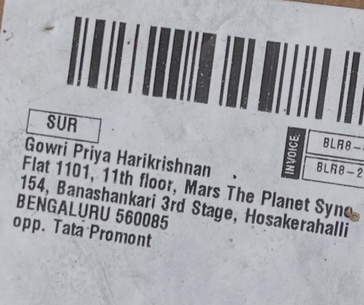 Digitalgurublr's tweet image. dear @GBAChiefComm please find this lady and educate that not dump garbage road side, her amazon order cover lying on road with other garbage. Gowri Priya Harikrishnan, ittamadu road  @BlrCityPolice @News9Tweets @nabilajamal_ @ndtv @ShivAroor @DKShivakumar @GBA_office