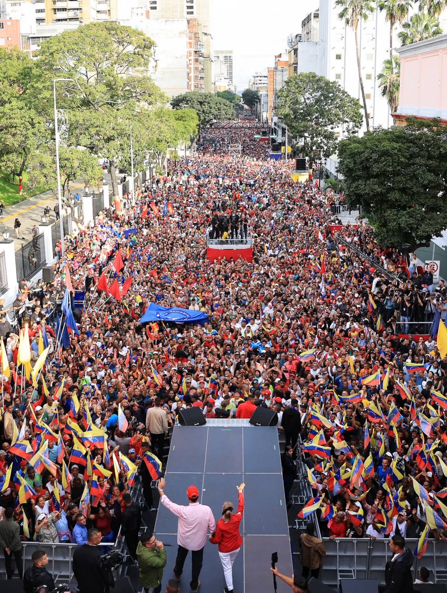 ⚡🇻🇪 #Venezuela : CE N'EST PAS DE L'IA, ni des figurants

C'était hier à Caracas, devant le palais présidentiel.

Pourquoi personne ne s'intéresse à tous ces Vénézuéliens qui soutiennent Maduro ? Il y a pourtant des dizaines de correspondants d'agences occidentales sur place.