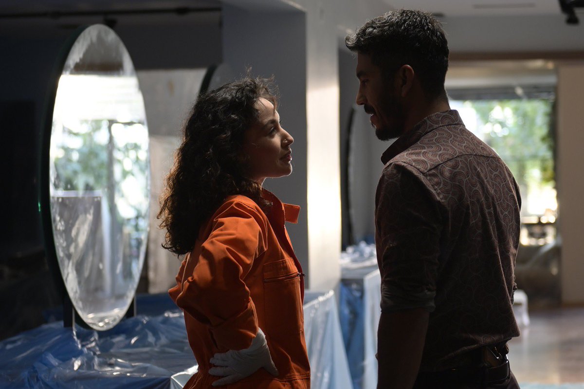 TvDunyasii's tweet photo. Now’ın büyük beğeni ile izlenen #HalefKöklerinÇağrısı dizisine 11. bölüm itibarıyla dahil olan İlayda Çevik’in kareleri paylaşıldı.
 
Setten paylaşılan ilk kareler, dizinin dengelerini değiştirecek yeni bir karakterin gelişini müjdelerken, set arkasında da renkli anlar yaşandı. 

Çevik’in hayat vereceği Hicran, geçmişin sırları ile yüklü bir kadın… Hikâyeye adım attığı anda ilk olarak Aşır ile yolları kesişiyor. Bu karşılaşma, hikayedeki tüm dengelerin değişeceğinin habercisi niteliğinde...