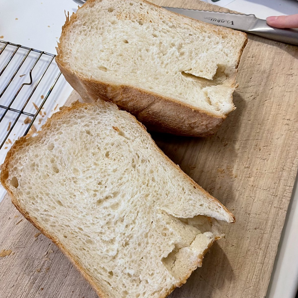 学級閉鎖中の次女と。
きしめんでお昼ごはん😊
残り物の豚大根煮を合わせて(ぶち込んで)次女が作った麺つゆで味付け。
なんかとてもスペシャルだ✨
私がお出かけ中に次女が仕込んだ食パンが焼き上がってた😍

サクッふわふわ🍞
スペシャルだーー🙌
学級閉鎖もなんのその。