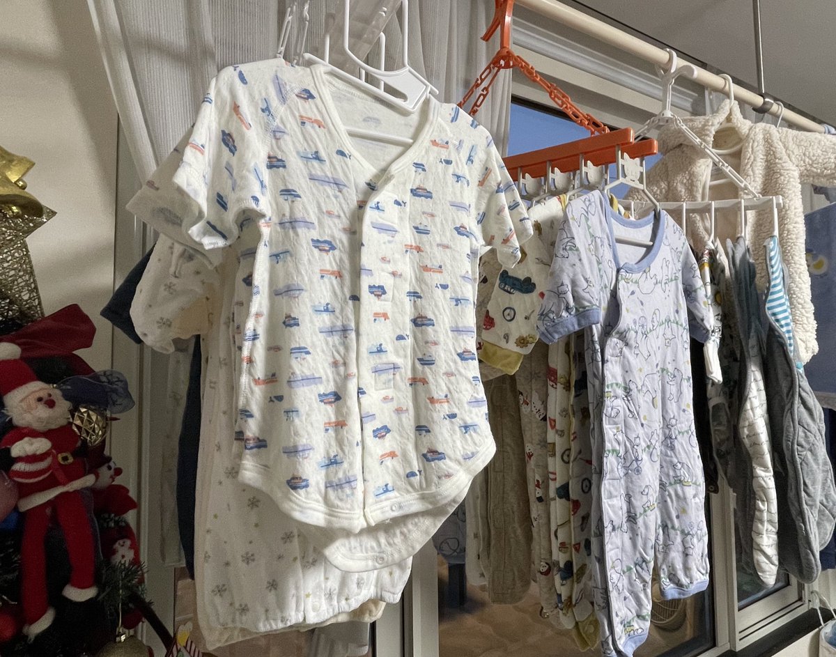 topodelnord's tweet image. 23歳で産んだ1人目が現在18歳、その後27歳30歳32歳36歳38歳と出産し、今41歳でも出産入院準備をしてベビー服に水通しをしている。いわゆる、世界一の幸せな洗濯、7回目です🧺