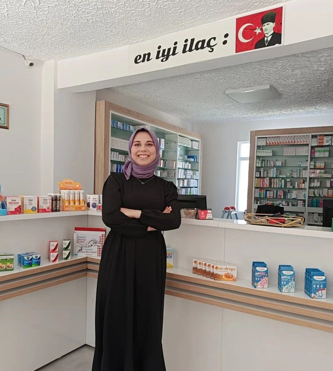 Eczanesine, ‘En iyi ilaç: Atatürk’ yazan Eczacı Buse Alpaydın:

“Cumhuriyetin nimetleriyle büyüyen bir kız çocuğu olarak kurucu liderimi ve bayrağımı başımın üstünde taşımaya devam edeceğim.”
