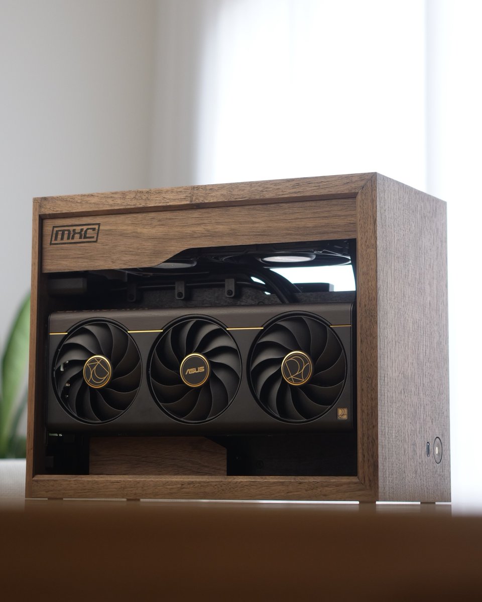What a stunner! 😍​

Natural wood, precision design, and #ProArt RTX5080 performance. ​

Shoutout to @MXCBuilds for making our card the heart of your custom case! Learn more: asus.click/rtx5080-oc ​

#GeForceRTX50 #RTX5080