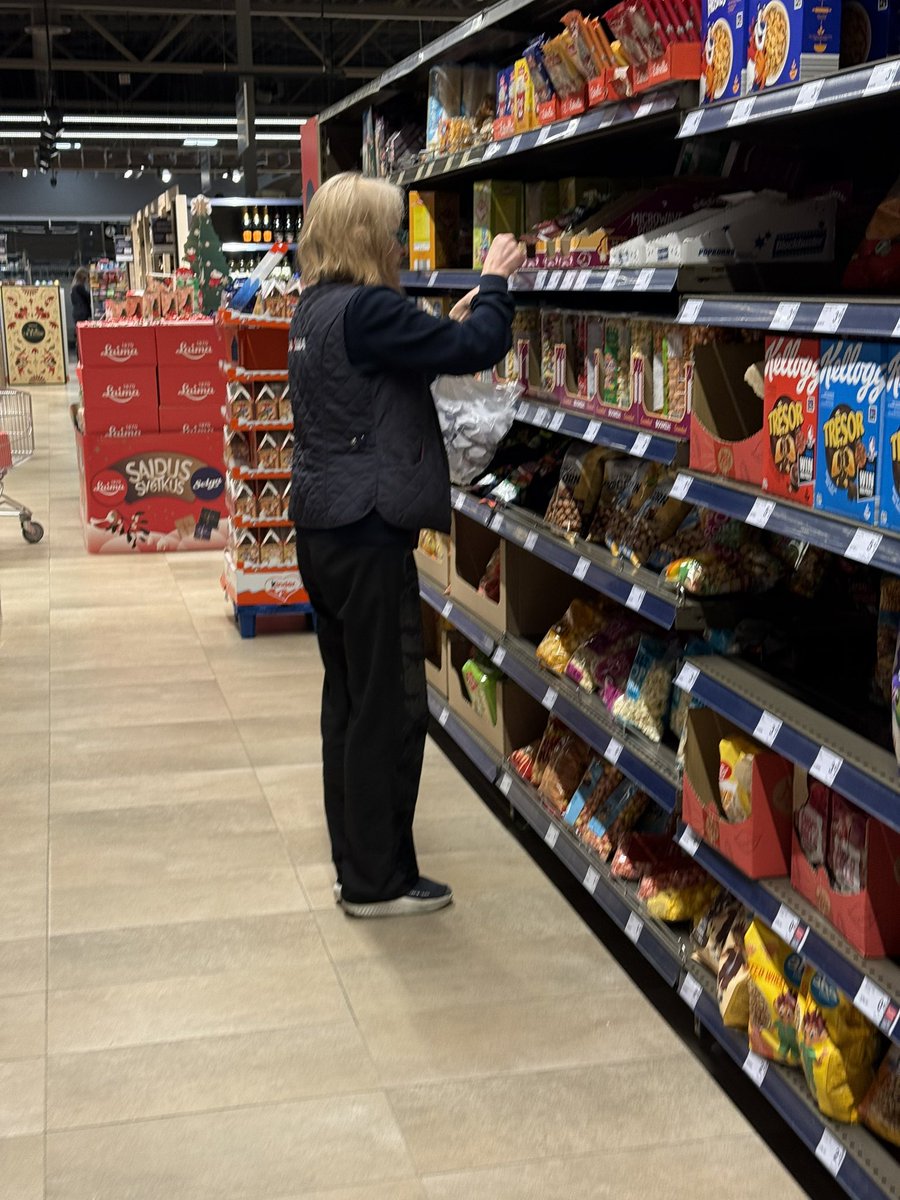 Cik smieklīgi, ka tādā lielā veikalu tīklā kā <a href="/maximaveikals/">MAXIMA Latvija</a> joprojām no rīta pilna zāle ar veco papīra cenu zīmju kulīšu operatoriem. :)