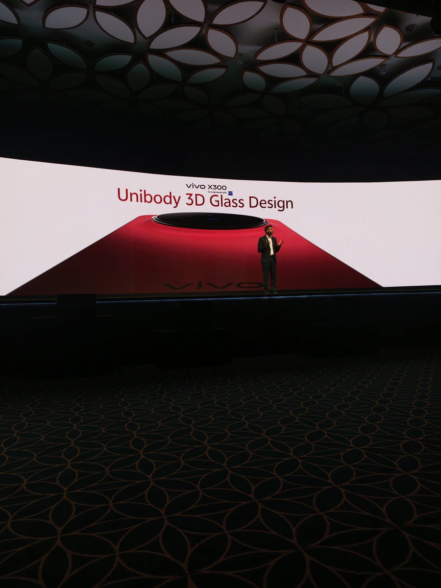 stufflistings's tweet image. vivo X300

Unibody 3D Glass design.
Ultra slim symmetric bezel.
#vivo #vivoX300Series #ZEISSImageGoFurther