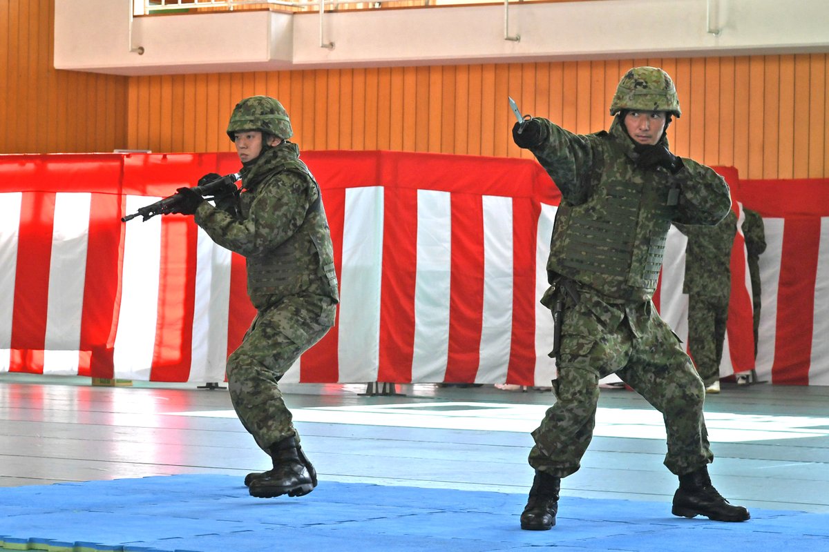 祝賀式後、通信教導隊による訓練展示が披露され、陸上自衛隊の格闘技術