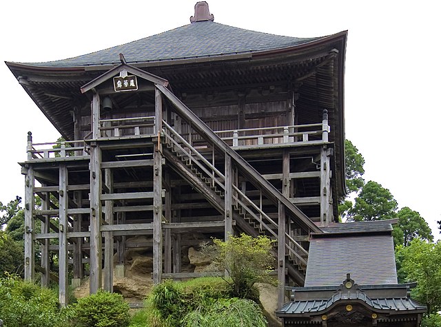 n_hotline_en's tweet image. [Japanese Tourism] A hidden cliffside shrine and ancient camphor groves await in Chiba Prefectural Kasamori-Tsurumai Natural Park (千葉県立笠森鶴舞自然公園). Quiet trails feel frozen in time—ready to explore?