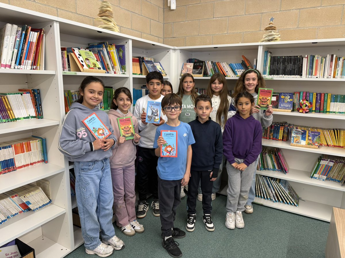 A la fotografia podeu veure els guanyadors i els finalistes de segon, tercer cicle i d’aula d’acollida del Certamen de Lectura en Veu Alta. Felicitar-vos perquè ho he fet molt bé i el jurat ho ha tingut molt difícil. Enhorabona a totes i a tots!!