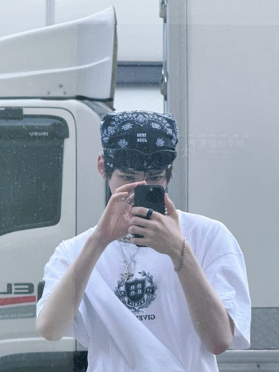 sunghanbib's tweet photo. Take as many selfies as I can during the shoot of Slam Dunk MV. The lights were bright, the set was noisy as everyone was running around checking props. I took mirror selfies to check my whole appearance with my swaggy outfit. https://t.co/WjpKO2qxo4