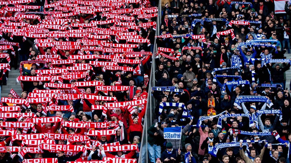 Organisierte Fangruppen der Berliner Klubs Hertha BSC und Union Berlin wenden sich in einem offenen Schreiben an Sportsenatorin Spranger, um sich gegen personalisierte Zugangskontrollen auszusprechen.
checkpoint.tagesspiegel.de/langmeldung/7t…