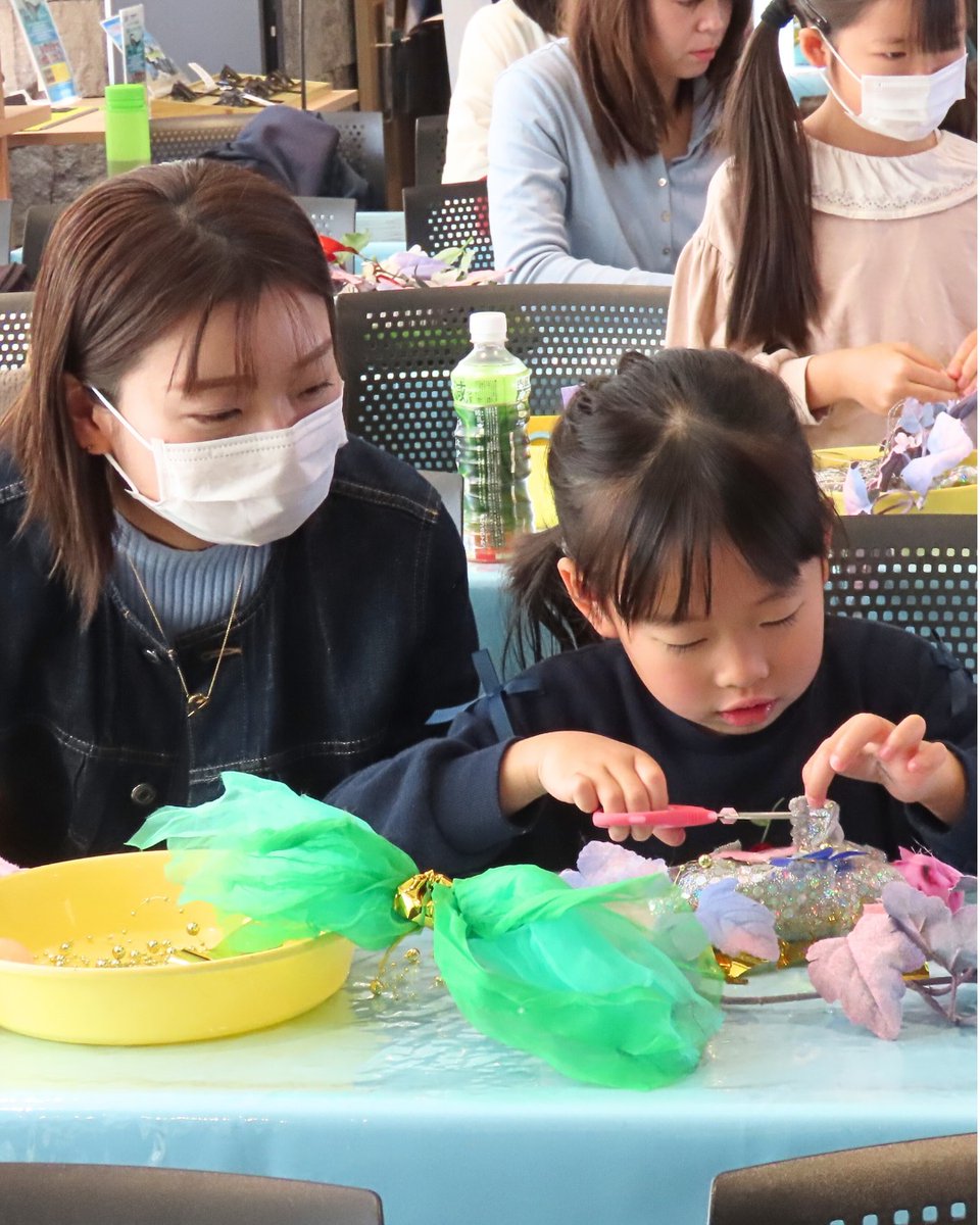 SabaeSDGsCenter's tweet image. 📣NHK福井放送局×こしの都ネットワーク
「テレビのカケラでなにつくる？」開催しました！
紅白や大河で使われたセット廃材で、子どもたちが自由に作品づくり。ご参加ありがとうございました。
当日の様子は12/6(土)～12(金)、こしの都ネットワークの番組「たん9」で放送📺✨
#ワークショップ #SDGs