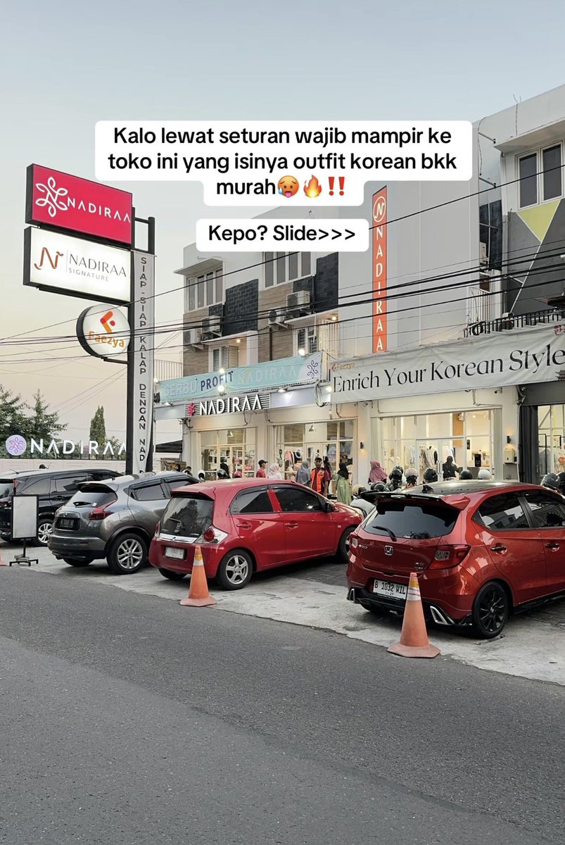 ootdhijabID's tweet image. YANG LAGI RENCANA KE JOGJA PLS MAMPIR TOKO OUTFIT INI

Koleksi outfitnya banyak banget ada knit, dress, blouse, skirt, cardi, dll.
Tokonya emang selalu rame begini guys, harganya murah2 semua😭
Aku spill alamatnya dibawah👇🏻