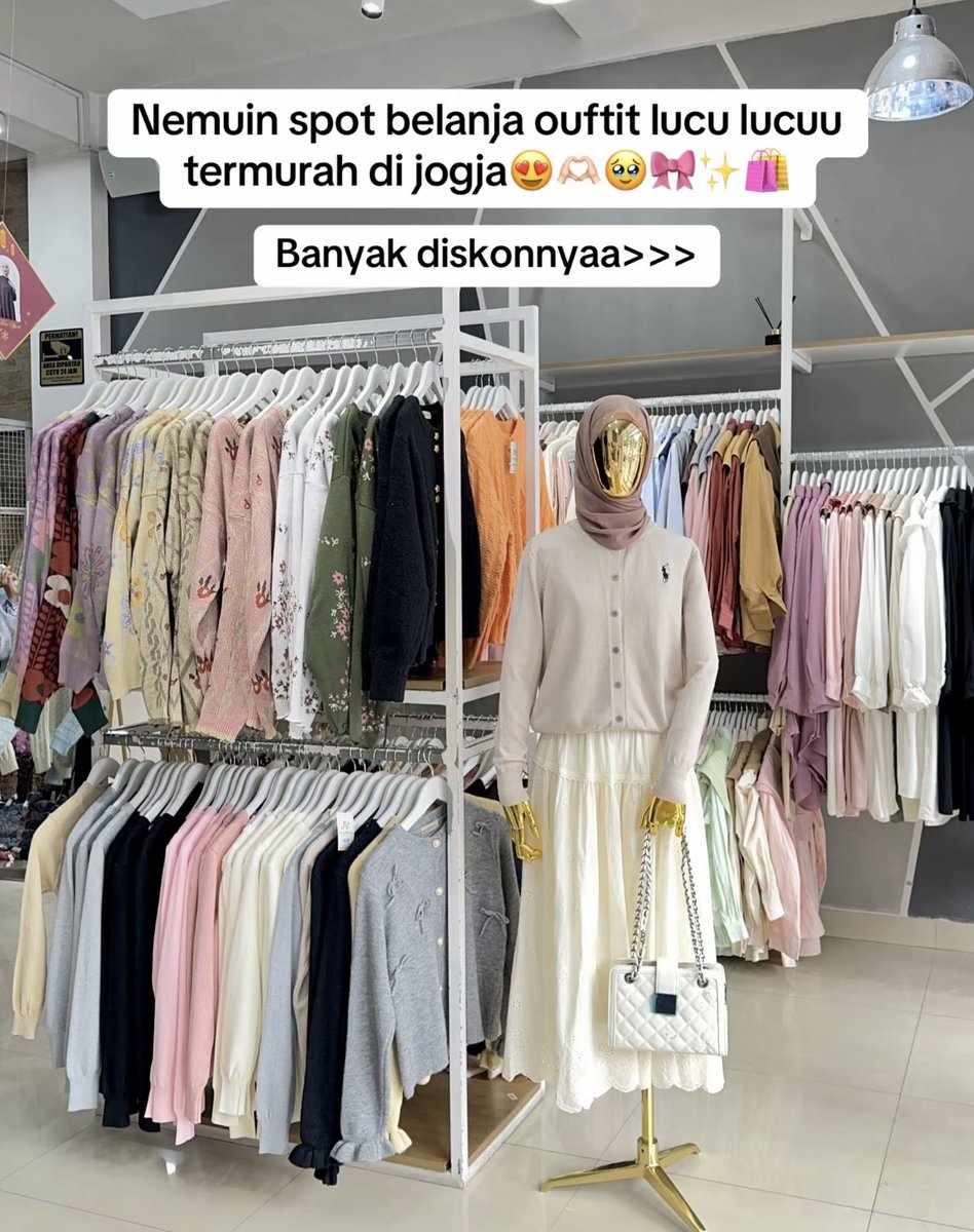 ootdhijabID's tweet image. YANG LAGI RENCANA KE JOGJA PLS MAMPIR TOKO OUTFIT INI

Koleksi outfitnya banyak banget ada knit, dress, blouse, skirt, cardi, dll.
Tokonya emang selalu rame begini guys, harganya murah2 semua😭
Aku spill alamatnya dibawah👇🏻