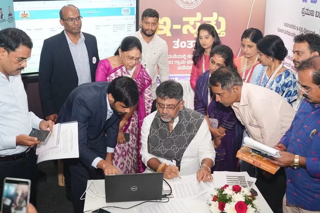 rdprgok's tweet image. ಇಂದು ವಿಧಾನಸೌಧದಲ್ಲಿ 2023-24ನೇ ಸಾಲಿನ ಗಾಂಧಿ ಗ್ರಾಮ ಪುರಸ್ಕಾರ ಪ್ರದಾನ ಮತ್ತು ಇ-ಸ್ವತ್ತು 2.0 ತಂತ್ರಾಂಶಕ್ಕೆ ಮುಖ್ಯಮಂತ್ರಿ @siddaramaiah ಅವರು ಚಾಲನೆ ನೀಡಿದರು. ಉಪ ಮುಖ್ಯಮಂತ್ರಿ @DKShivakumar, ಸಚಿವರಾದ @PriyankKharge ಅವರು ಉಪಸ್ಥಿತರಿದ್ದರು.

#RDPR #ruraldevelopment #GandhiGramaPuraskar #Eswathu