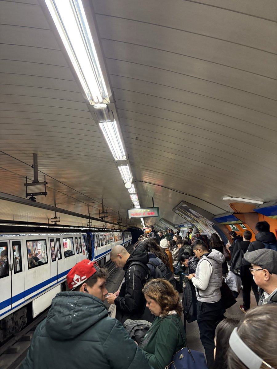 Acojonante lo de estar esperando más de 5 minutos en hora punta y sin previsión, gracias por los buenos días <a href="/metro_madrid/">Metro de Madrid</a>