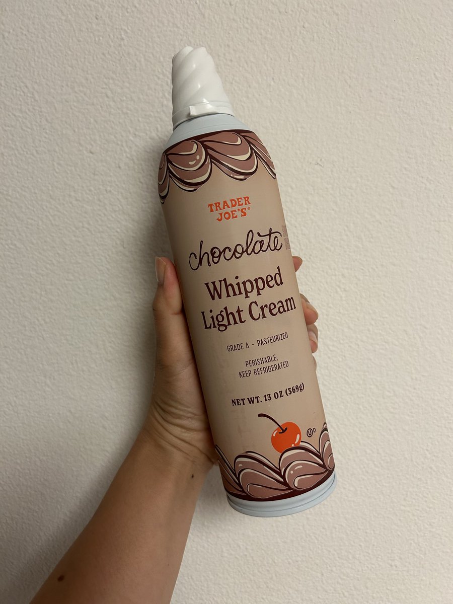 これはTrader Joe's のチョコレートホイップクリーム。甘さがあまり