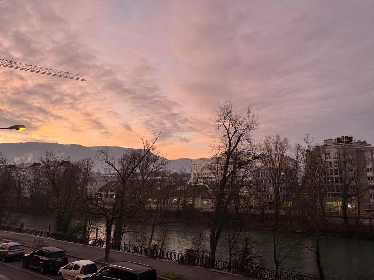 GmurHelen's tweet photo. #Bonjour #Carouge #Geneva #Switzerland 🇨🇭
#River #Arve #French #hill #mountain #Saleve 🇫🇷 #Geneva”s balcony
#Tuesday #vibes 🥶 https://t.co/m11oPhLrGX