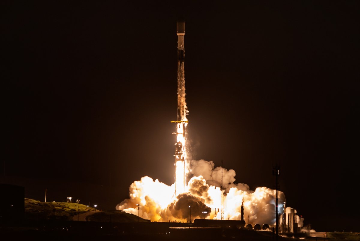 SpaceX's tweet image. Falcon 9 launches 27 @Starlink satellites from California