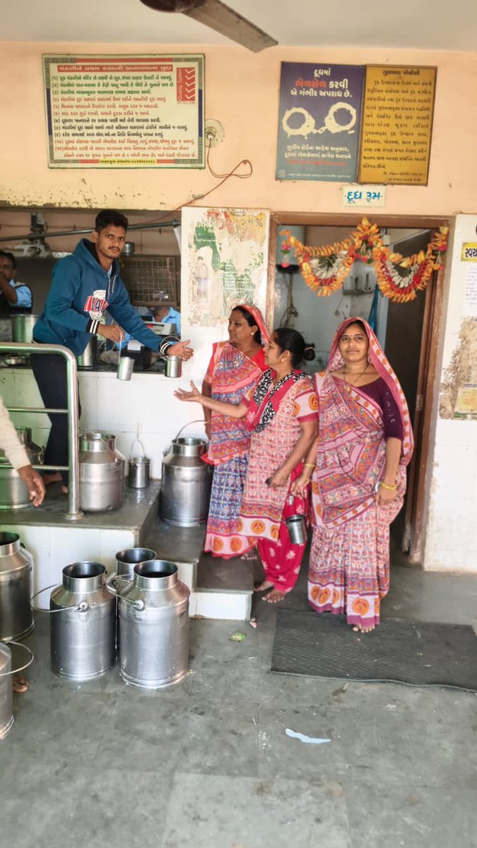 ખેડામાં 'ગામનો નિર્ધાર, સહકારથી સાકાર' અભિયાનને જિલ્લાની દૂધ મંડળીઓ તેમજ નાગરિકો તરફથી અભૂતપૂર્વ સહકાર...

આ નવતર અભિગમ હેઠળ ગામના દૂધ ઉત્પાદક જ્યારે ડેરી પર દૂધ જમા કરાવવા આવે ત્યારે સ્વેચ્છાએ આંગણવાડીના બાળકો માટે ખાસ રાખવામાં આવેલ 'આશીર્વાદ પાત્ર'માં દરરોજ દૂધનું દાન કરે છે;