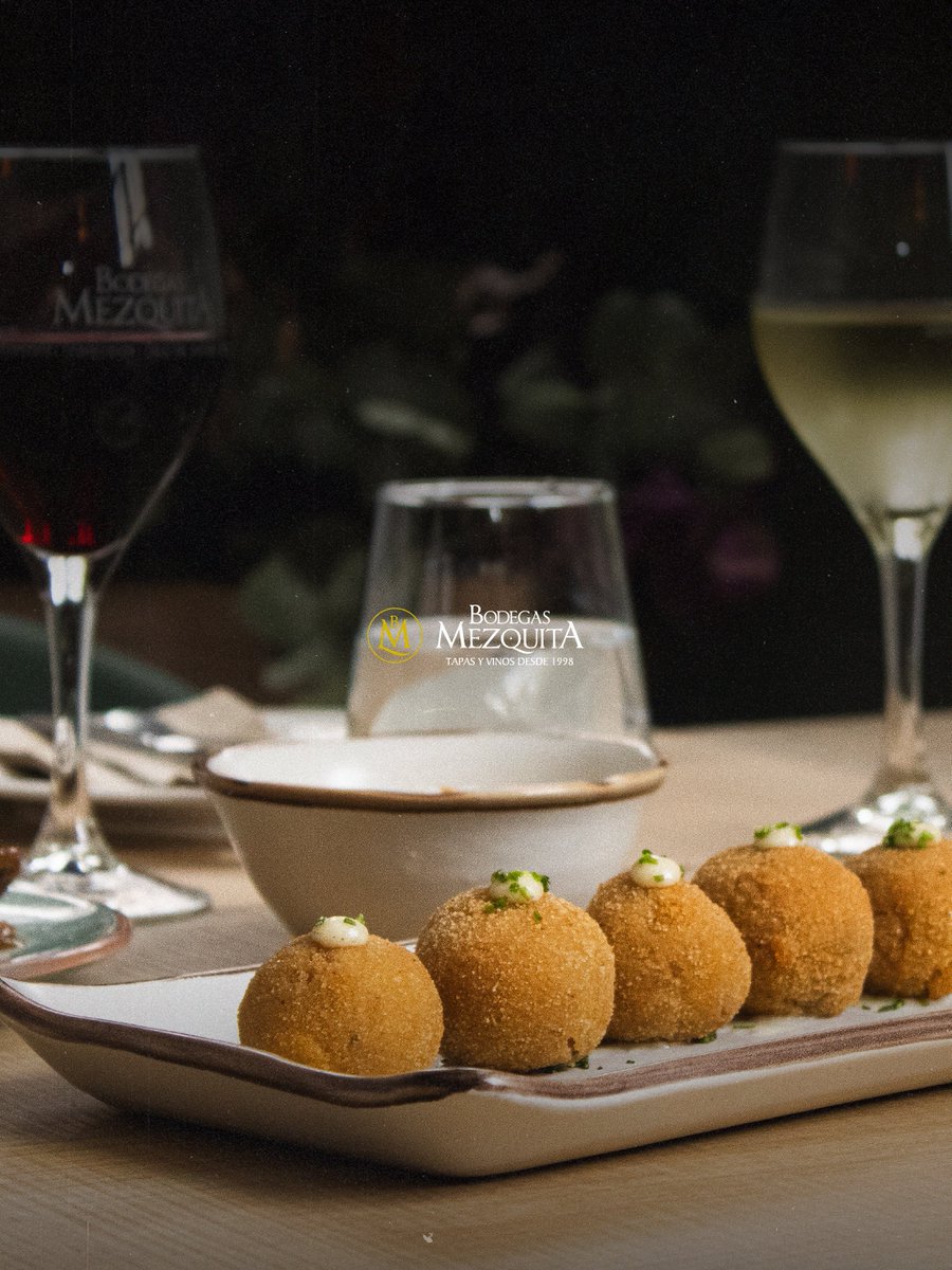 Hay momentos que solo se disfrutan despacio.
Una copa de vino, unas croquetas recién hechas y la mejor compañía.
🍷 Porque el sabor también es una forma de celebrar.
#BodegasMezquita #VinoYTradición #GastronomíaCordobesa #MomentosBodegasMezquita #ExperienciasConSabor