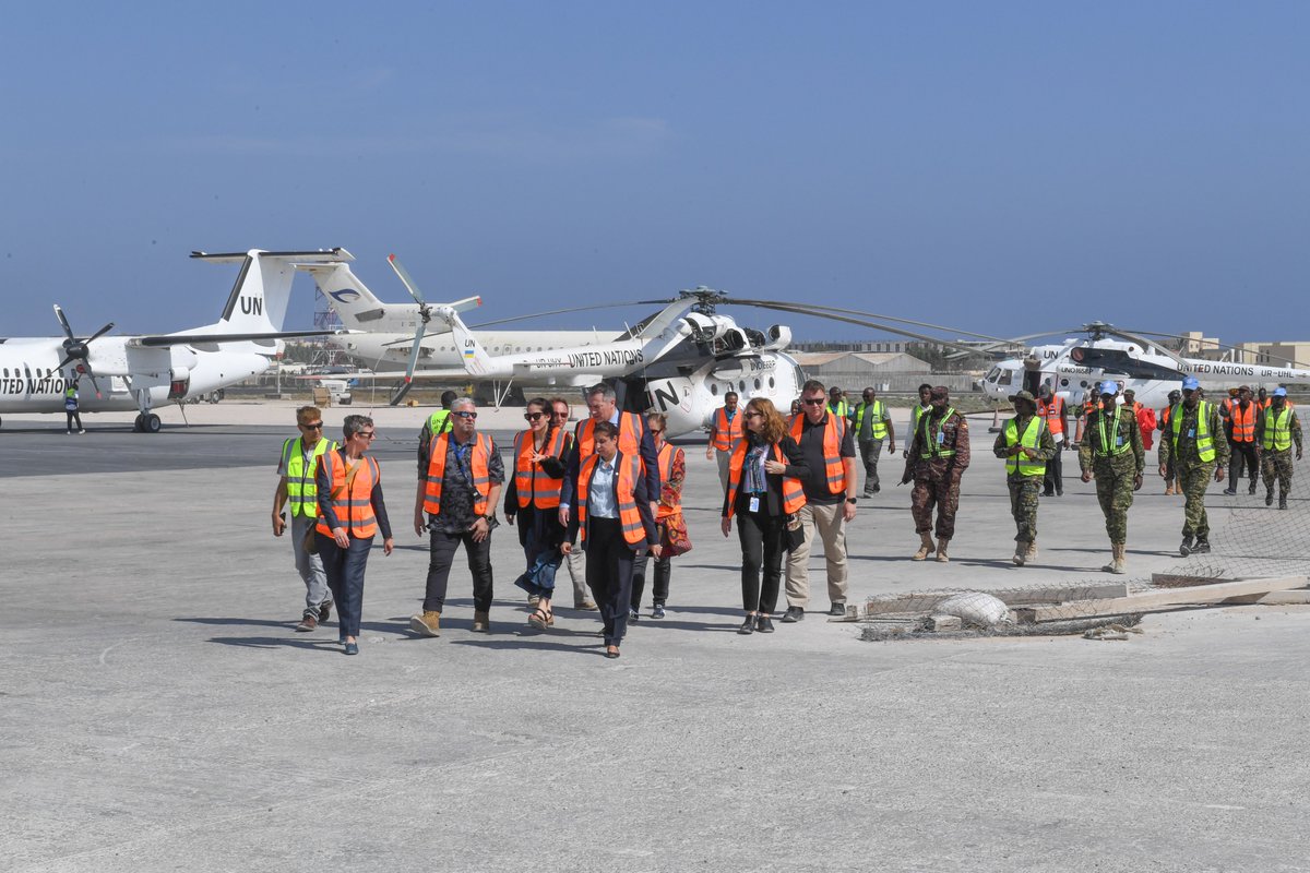The Swiss Delegation 🇨🇭, including the Defence Attaché &amp; the Special Envoy for the Horn of Africa, visited the <a href="/UNSOS_/">UNSOS</a> Aviation Section in Mogadishu ✈️.

The visit highlighted how #UNSOS provides support to joint &amp; critical frontline operations to its partners <a href="/aussom_/">AUSSOM</a> &amp; Somali