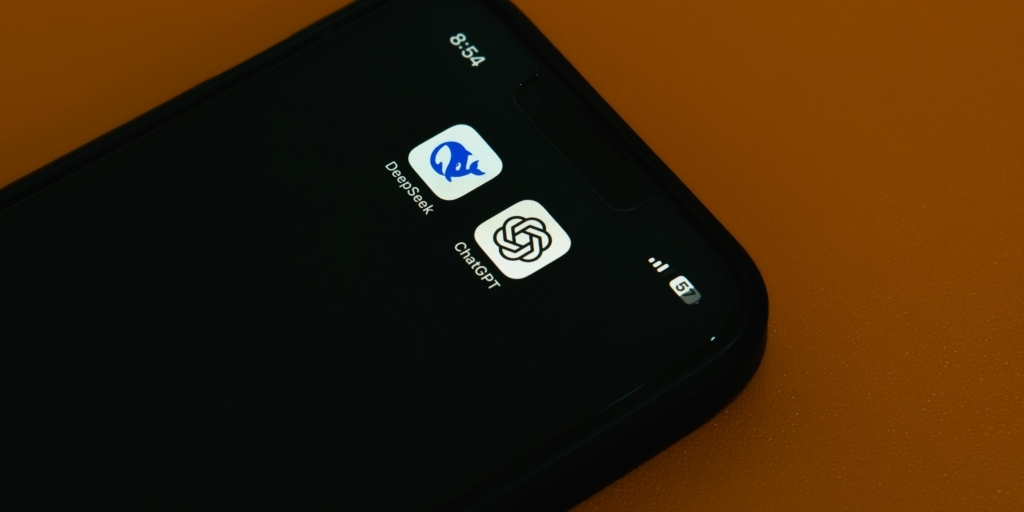 LifehackerRu's tweet image. Представлена ИИ-модель DeepSeek-V3.2 — она сопоставима с GPT‑5

bit.ly/4isBoN6