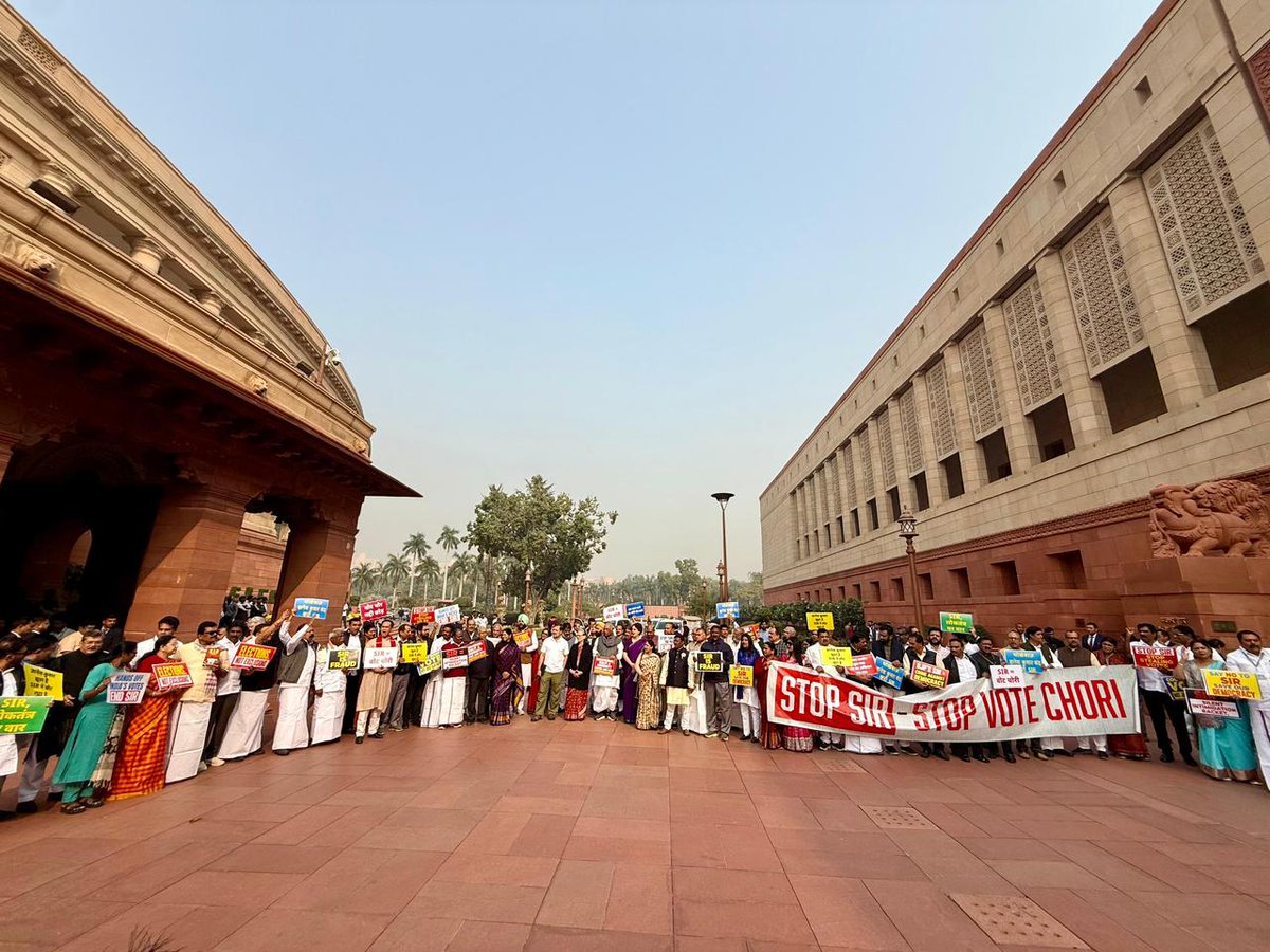 SIR अब लोकतांत्रिक अधिकारों पर हमला करने का नया औज़ार बन चुका है , जिसके सहारे वंचितों और शोषितों की आवाज़ को ही सूची से मिटाया जा रहा है।

तानाशाही की इस चाल के खिलाफ हमारी लड़ाई जारी है ✊🏻