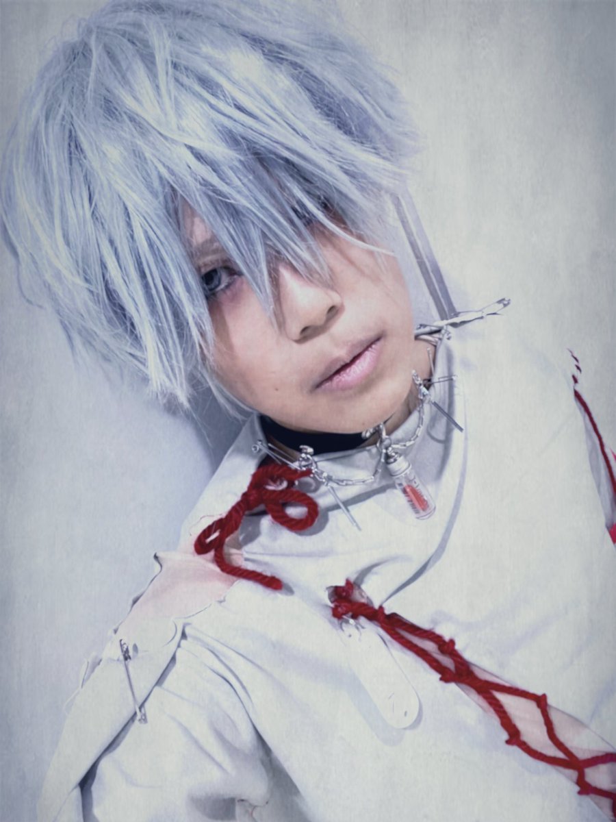 actor_1108's tweet image. 【#創作人】

柩痲 朽喰裏（ひつぎば　くぐり）
性別　男
年齢　25歳
EMCA〈進化医療中央管理局〉管理個体No.00-KKGR。
臓器移植用に作られたクローン体。

表面上は無垢な少年性を見せるが、その内奥には異常な命への依存性と狂気を孕む。

🧬「……」

チョーカー・奇想工房
【@kisou_workshop 】様