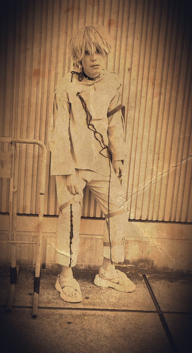 actor_1108's tweet image. 【#創作人】

柩痲 朽喰裏（ひつぎば　くぐり）
性別　男
年齢　25歳
EMCA〈進化医療中央管理局〉管理個体No.00-KKGR。
臓器移植用に作られたクローン体。

表面上は無垢な少年性を見せるが、その内奥には異常な命への依存性と狂気を孕む。

🧬「……」

チョーカー・奇想工房
【@kisou_workshop 】様