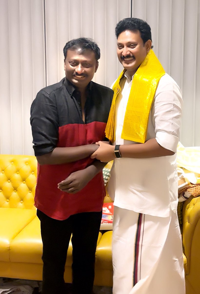 Joel_Dmk's tweet photo. ஆனந்தம் கொண்டாடும் 
அகவைத் திருநாளில்.. 
பாசத்தில் நிறைகுடம் 
பண்பின் உறைவிடம் 
பார் போற்றும் 
பள்ளிக் கல்வித் துறையின்
மாண்புமிகு அமைச்சர்; ஆருயிர் அண்ணன் 
முனைவர் @Anbil_Mahesh அவர்களை 
நேரில் சந்தித்து நெடும்பிறை கண்டு நீடூடி 
வாழ்கவென வாழ்த்துகளை பகிர்ந்த 
பேரன்பின் தருணம்! 🙏💐🌄

#HBDDrAnbil
