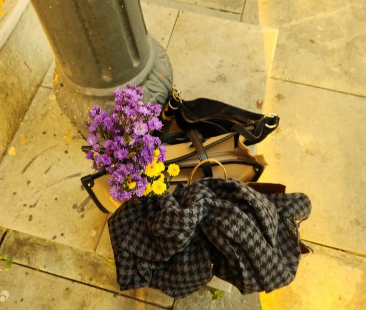 From fresh flowers on the street to childhood cuddles at the stalls… happiness hides in small places...
💐🎀🧸
#streetphotography