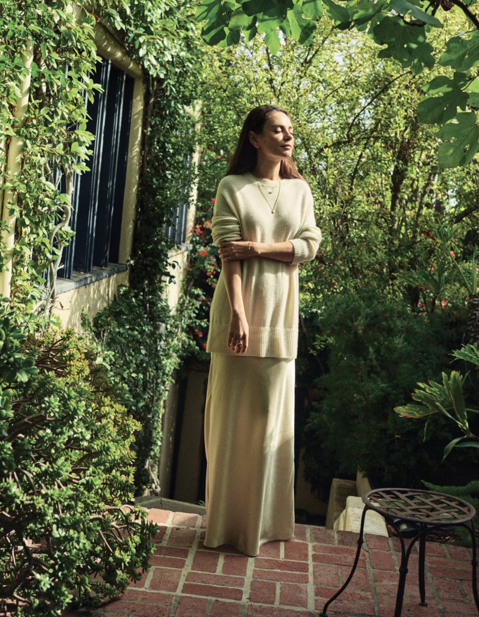 MilaKunisv's tweet image. For the Wall Street Journal for KNIVES OUT press