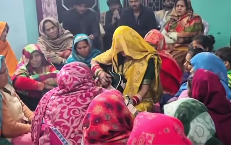 Nikkiiee_d's tweet image. When a baddie gets married into a middle class family of village 😭