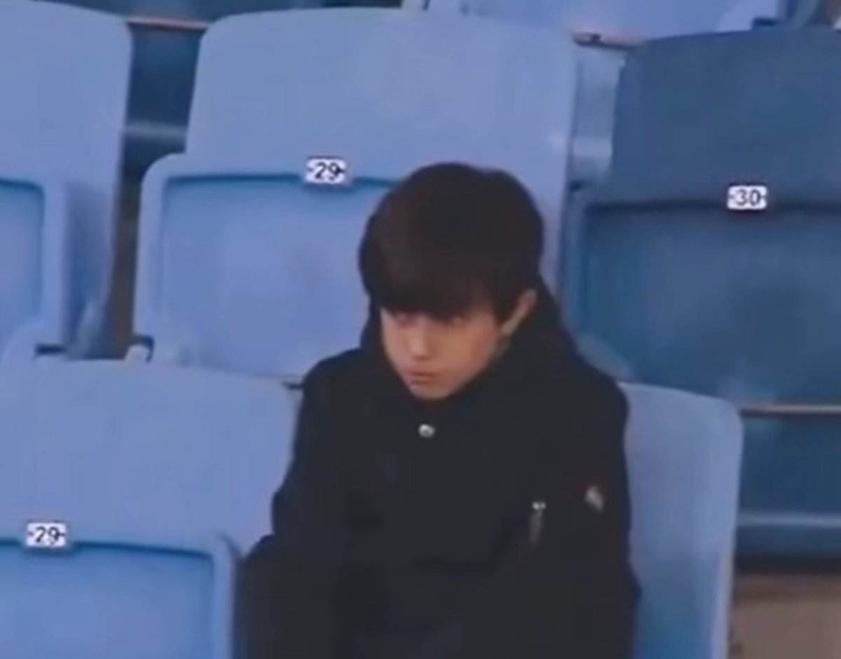 Yaşıtların belki de dün hiç stadına gitmedikleri maçı takip ederken sen, eksi puandaki memleketinin takımının peşindeydin aslan kardeşim kendinle ve yüreğinle gurur duy. Elbet mutluluk mavi çocuk oynacayacak bahçemizde..!