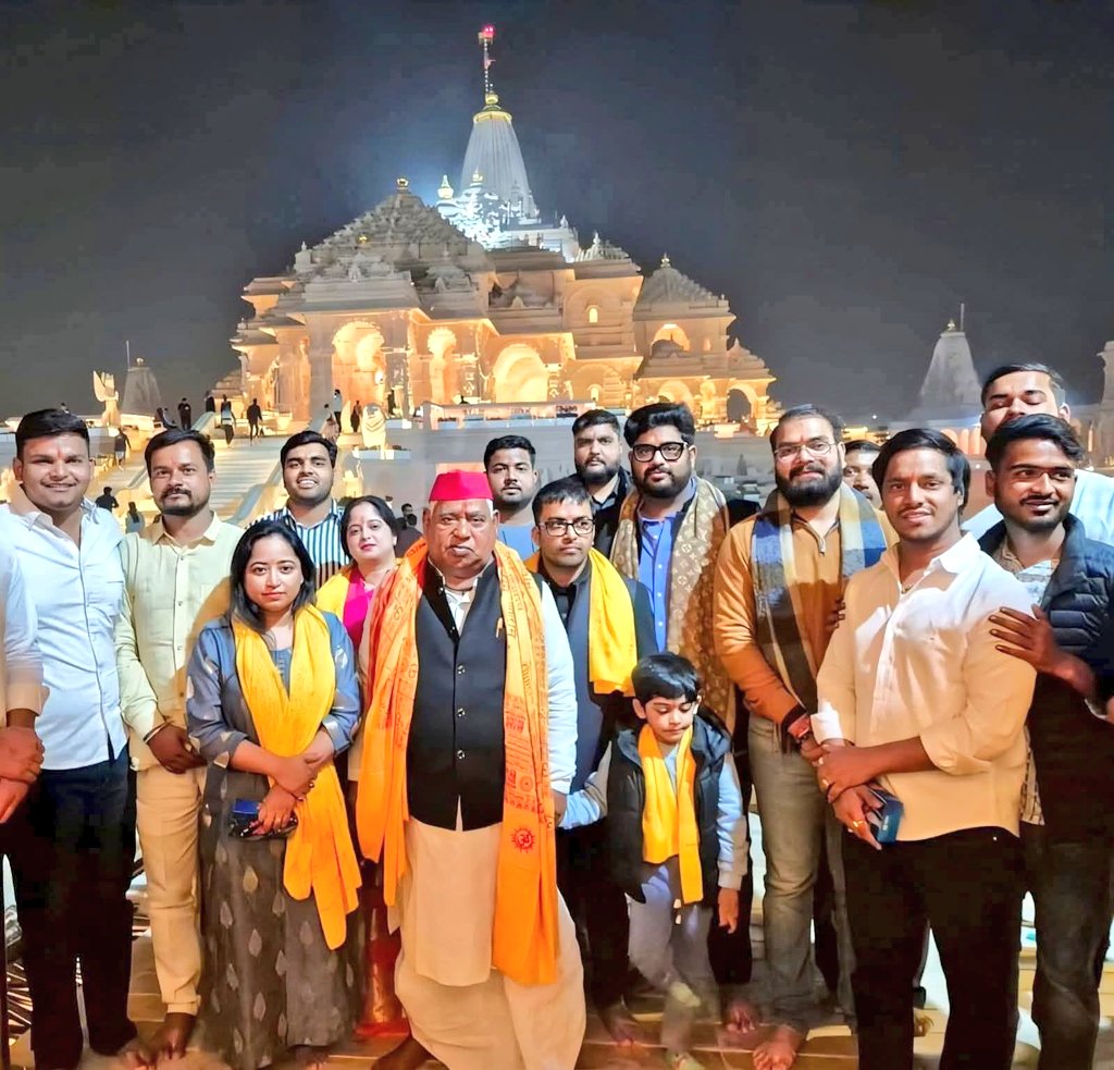 Awadheshprasad_'s tweet image. प्रभु श्री रामलला जी के दिव्य दर्शन करके आया हूं, मन आलोकित है, प्रसन्न हैं।

मैं राम लला से मिलने आया था, पर रास्ते में भाजपा की संकीर्ण सोच बार-बार ये पूछती रही थी...

तुम किस जाति से आते हो?

राम की मर्यादा सबको जोड़ती है,
भाजपा की राजनीति सबको तोड़ती है।

#Ayodhya