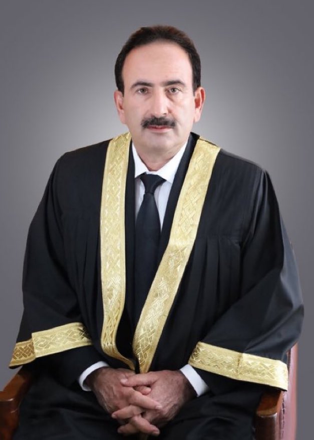 قانونی کاروائی تو جو ہو گی سو ہو گی اسلام آباد ہائیکورٹ کے جسٹس محمد آصف کو اپنے کم عمر بیٹے کے گاڑی سے دو لڑکیوں کو مارنے پر اخلاقی طور پر فوری استعفیٰ دے دینا چاہئے بطور والد قانون پر عملُ کروانا ان کی ذمہ داری تھی وہ اب جج نہی رہ سکتے ہیں 
آپ کا کیا خیال ہے ؟