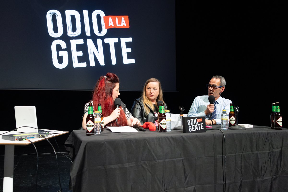 Podcast “Odio a la gente”, con <a href="/carmenromp/">Carmen Romero</a> y <a href="/BiancaKovacs1/">BiancaKovacs_</a> y <a href="/ElTioCreespy/">Borja Crespo</a> como invitado.

Actividad realizada el 28 de noviembre en <a href="/salaBBK/">Sala BBK</a> en el marco de #TrackingBilbao13.

Fotos de <a href="/dopakel/">Juan Dopico</a>. Todas las fotos:
tinyurl.com/4dkph6v5 

"Odio a la gente", Podkast-a Bianca