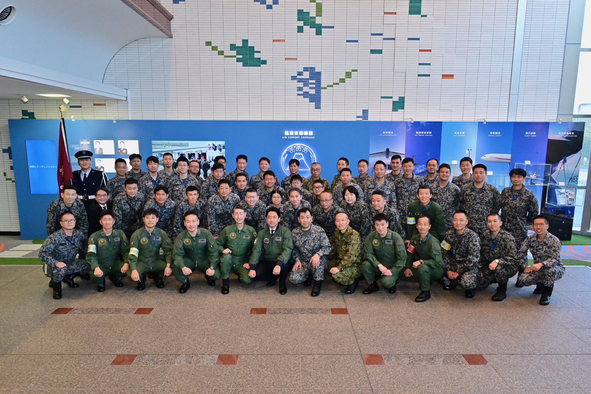 ModJapan_jp's tweet image. 12月2日、小泉防衛大臣は、東京都に所在する航空自衛隊府中基地を訪問し、宇宙作戦群・航空支援集団司令部・航空中央音楽隊を視察しました🔍
現地では、宇宙領域の把握などに関するブリーフィングを受けるとともに、隊員への激励や隊員の御家族との交流を行いました。
#宇宙 #吹奏楽