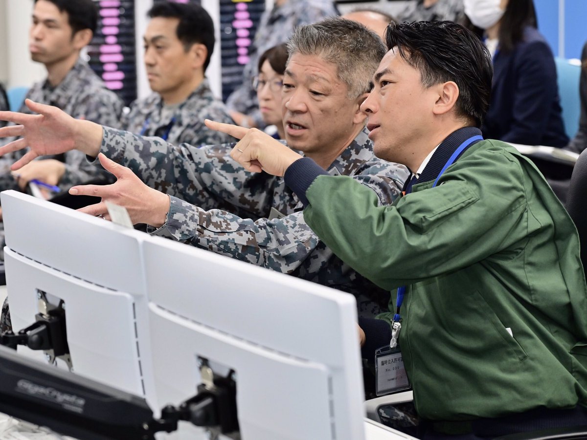 ModJapan_jp's tweet image. 12月2日、小泉防衛大臣は、東京都に所在する航空自衛隊府中基地を訪問し、宇宙作戦群・航空支援集団司令部・航空中央音楽隊を視察しました🔍
現地では、宇宙領域の把握などに関するブリーフィングを受けるとともに、隊員への激励や隊員の御家族との交流を行いました。
#宇宙 #吹奏楽