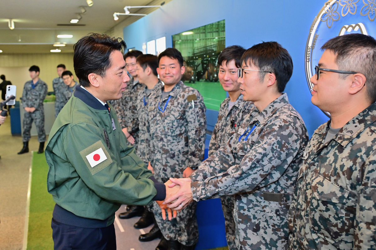 ModJapan_jp's tweet image. 12月2日、小泉防衛大臣は、東京都に所在する航空自衛隊府中基地を訪問し、宇宙作戦群・航空支援集団司令部・航空中央音楽隊を視察しました🔍
現地では、宇宙領域の把握などに関するブリーフィングを受けるとともに、隊員への激励や隊員の御家族との交流を行いました。
#宇宙 #吹奏楽