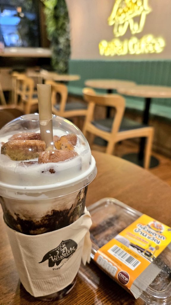 Besttsy's tweet image. วันนี้มาลองน้อง &apos;บานานิ&apos;🩷🍌 อร่อยกว่าที่คิดมาก ไม่นึกว่าจะนมปั่นซอสช็อคโกแลต สตรอเบอร์รี่เจลลี่ กับกล้วยตากจะเข้ากันขนาดนี้ เสียดายสาขานี้ไม่มีสแตนดี้ ถ่ายป้ายไปก่อน 😂

#PunthaixSkyNani 
#พันธุ์ไทยอะไรก็เป็นไปได้