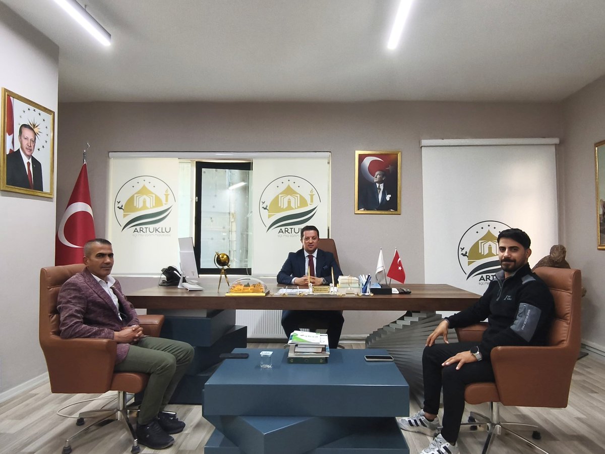 Türkiye Kantinciler Platformu Mardin İl Başkanı Nizam Çelik, İlçe Millî Eğitim Müdürümüz Sayın Mehmet Emin Duyan'ı ziyaret etti. 
Nazik ziyaretleri için teşekkür ederiz.