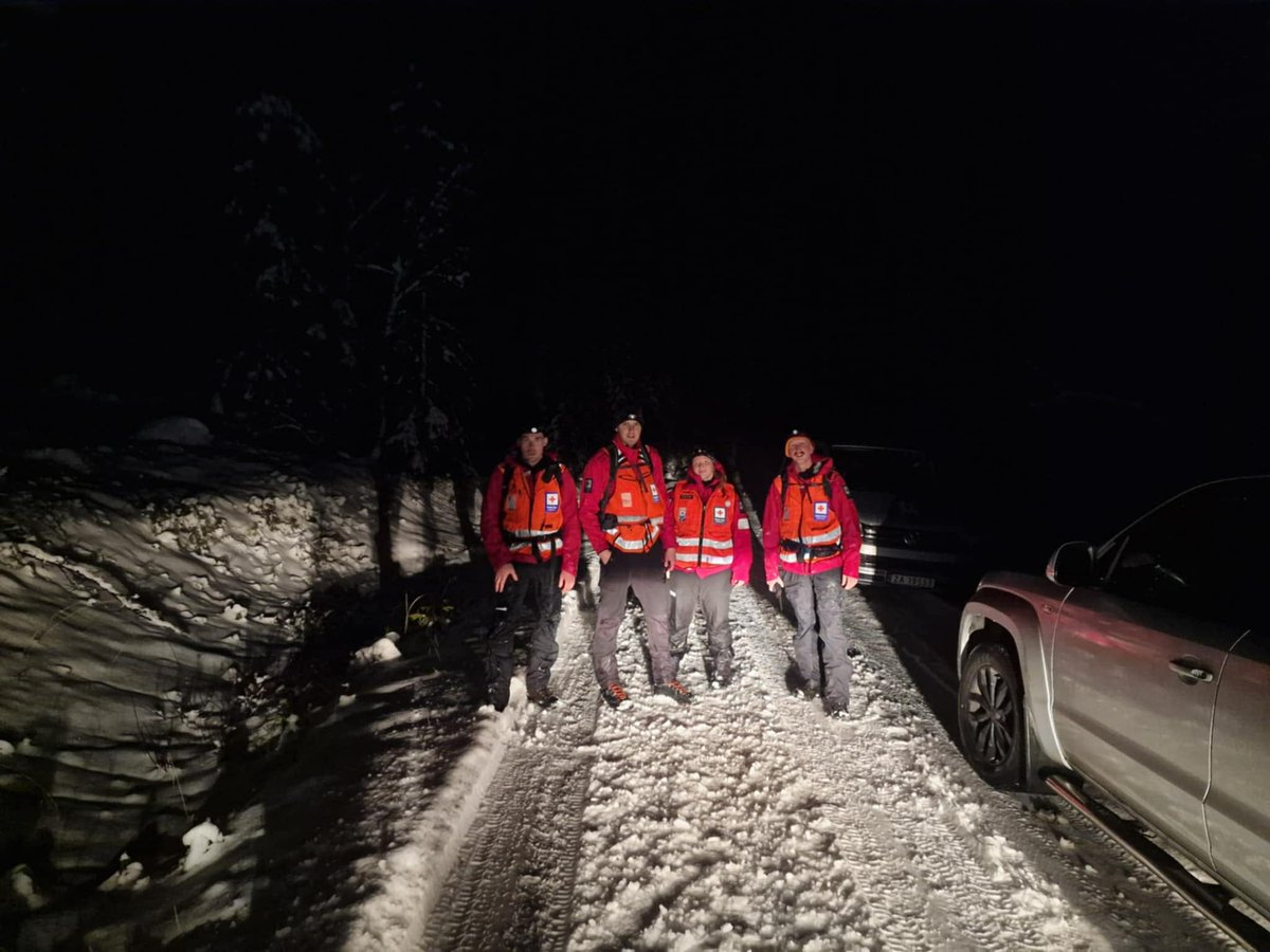 TelemarkRKH's tweet photo. Det er en utrolig frivillig innsats som pågår under leteaksjonen i #tokke
I dag har vi 17 frivillige fra #rødekorshjelpekorps ute i felten for å bistå i søket etter en kvinne i 40-årene som har vært savnet siden søndag formiddag. Foto: Telemark Røde Kors hjelpekorps https://t.co/zf7hXV7lLo