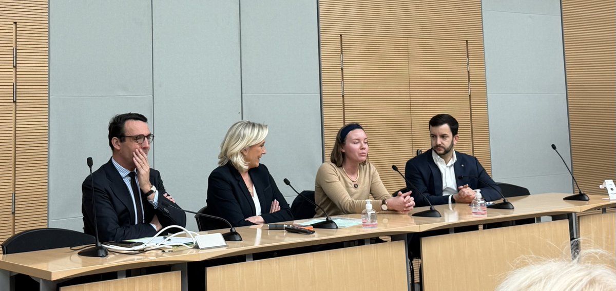 Très grande joie pour nous d’avoir Emma aujourd’hui , la collaboratrice de notre collègue ⁦<a href="/PascalMarkowsky/">Pascal Markowsky</a>⁩, victime de l’attentat islamiste d’Oléron, longuement applaudie par notre groupe parlementaire.