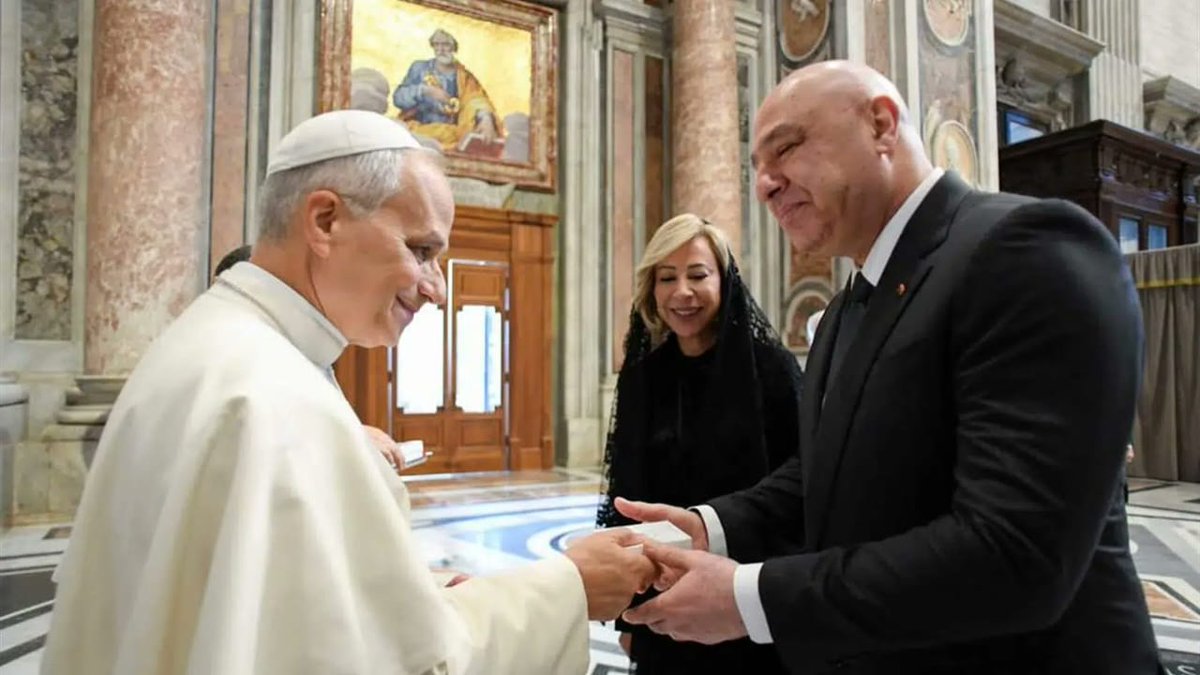 لبنان بلد السلام قبل كل شي، والزيارة هاي بتأكد هالشي، والرئيس عون عم يسعى لهالهدف
#البابا_وعون_للسلام