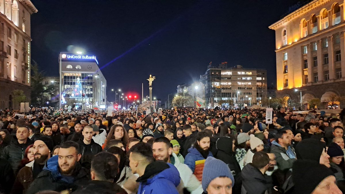 Познавам свестни дебели хора. "Кой не скача е дебел" ми е наивно и нелепо. Изобщо "Кой не скача е <insert adjective>" е такова.