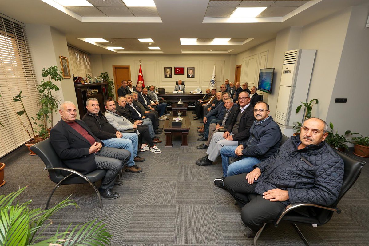 İstişareye daima önem veriyoruz.

Dernekkırı Bölgemizin değerli muhtarlarını misafir ettim. 19-20-21 Aralık tarihlerinde Dernekkırı Millet Evi'mizde SATSO’muzla birlikte gerçekleştirmeyi planladığımız FestBurada’25 – Kış Festivali ile ilgili konuştuk, muhtarlarımızla istişare