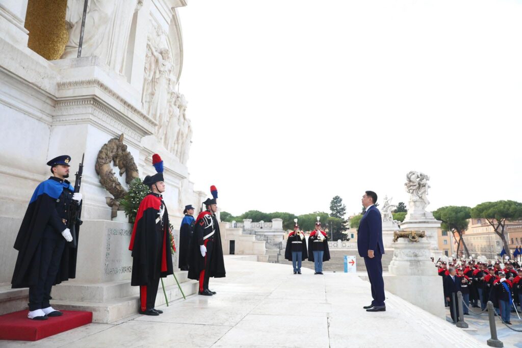 Ерөнхийлөгч У.Хүрэлсүх, гэргий Л.Болорцэцэг болон дагалдан яваа албаны төлөөлөгчид “Эх орны хүндэтгэлийн цогцолбор”-т зочилж, “Нэр нь үл мэдэгдэх цэргийн бунхан”-д цэцэг өргөж, хүндэтгэл үзүүллээ. time.mn/n/131051