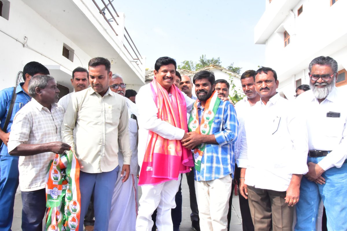 ManoharReddyINC's tweet image. #adminpost 
ఎమ్మెల్యే బీయంఆర్ సమక్షంలో కాంగ్రెస్ పార్టీలో భారీ చేరికలు.

పెద్దేముల్ మండలం మంబపూర్ గ్రామ పంచాయతీ సర్పంచ్ అభ్యర్థి మహాదేవమ్మ నారయణ రెడ్డికి మద్దతుగా బీఆర్ఎస్ పార్టీ నుండి తాజా మాజీ సర్పంచ్ శ్రావణ్ కుమార్, మాజీ సర్పంచ్ నారయణ,పలువురు ఉప సర్పంచ్ లు, మాజీ వార్డు…