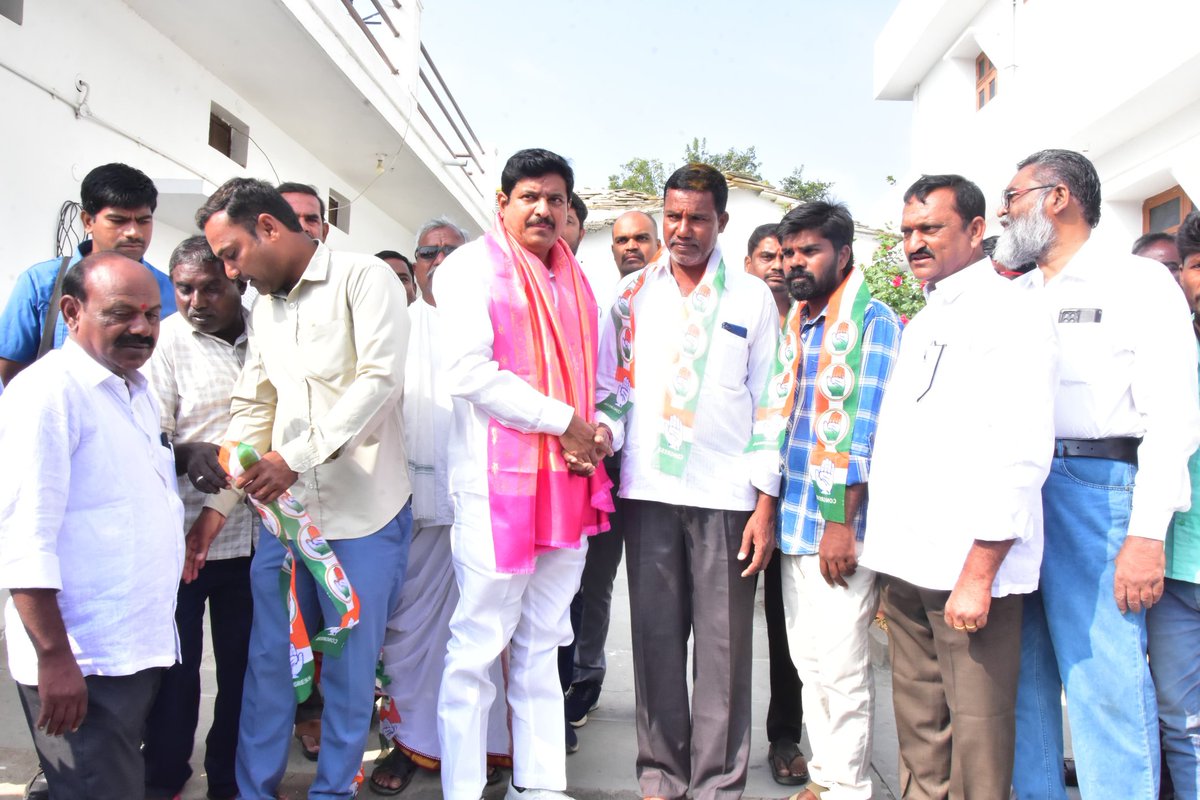 ManoharReddyINC's tweet image. #adminpost 
ఎమ్మెల్యే బీయంఆర్ సమక్షంలో కాంగ్రెస్ పార్టీలో భారీ చేరికలు.

పెద్దేముల్ మండలం మంబపూర్ గ్రామ పంచాయతీ సర్పంచ్ అభ్యర్థి మహాదేవమ్మ నారయణ రెడ్డికి మద్దతుగా బీఆర్ఎస్ పార్టీ నుండి తాజా మాజీ సర్పంచ్ శ్రావణ్ కుమార్, మాజీ సర్పంచ్ నారయణ,పలువురు ఉప సర్పంచ్ లు, మాజీ వార్డు…